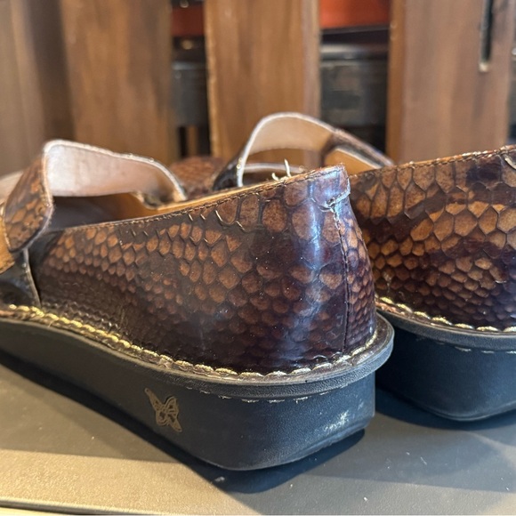 Alegria Mary Jane Shoes in brown with a snakeskin embossed design size 40/9.5-10 - Picture 5 of 9